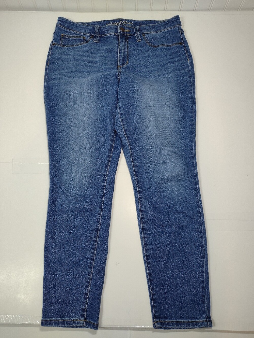 Universal Thread Women's  High -Rise Straight Leg Jeans in Blue Denim